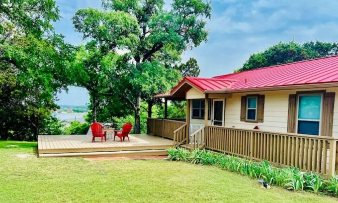 Granbury Cabin | Lake view & tree house vibes with 2 outdoor decks!