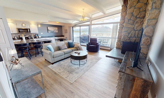 Dillon Condo | Lake View! Updated Top Floor End Unit. Walk to Marina, Concerts, Parks