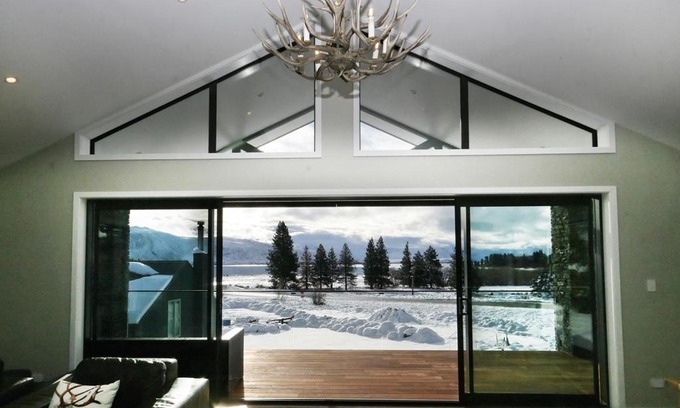 Lake Tekapo House | Lake Views at Antler Lodge