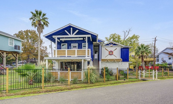 Kemah House | Lake views at the Lakeside Lounge in Kemah
