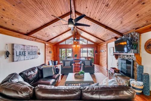 Cadiz House | LAKE Views-Dock-FISH-Jacuzzi-Boat Rental service