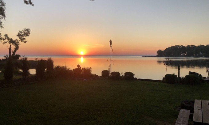 Black Wolf House | Lake Winnebago Water Front! Fishing! Boating! Quiet Bay! EAA!