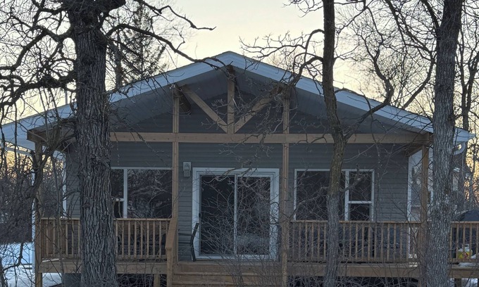 Dunnottar Cabin | Lake Winnipeg West Shore Retreat in the Village of Dunnottar