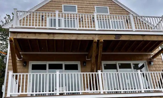 Moultonborough House | Lake Winnipesaukee Beautiful 5 Bedroom/6 Bath