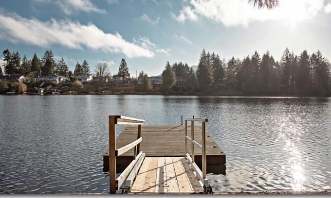Regional District of Nanaimo Cabin | Lakefront 2 bedroom 1 bath lower level suite
