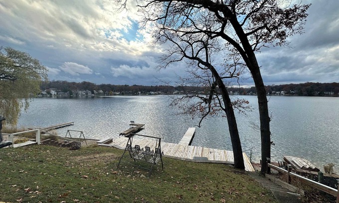 Rockford House | Lakefront 2BR Cottage w/Fire Pit & Dock Access