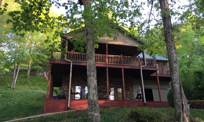 Cub Run House | Lakefront 4BR/2BA Cabin - Sleeps 10 -> Pets Stay Free <-