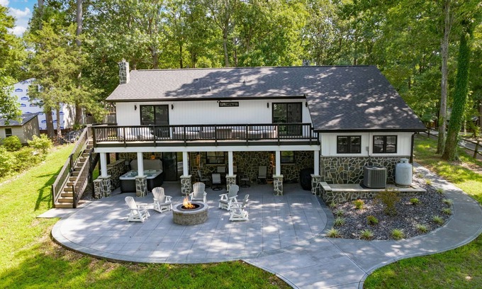 Quail Ridge House | Lakefront 4BR, Hot Tub, Kayaks, Paddleboards, Fire pit, Fireplace