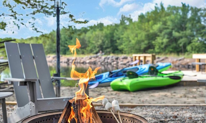 Tobyhanna House | Lakefront | AC | Pool Table | Kayaks | Refined