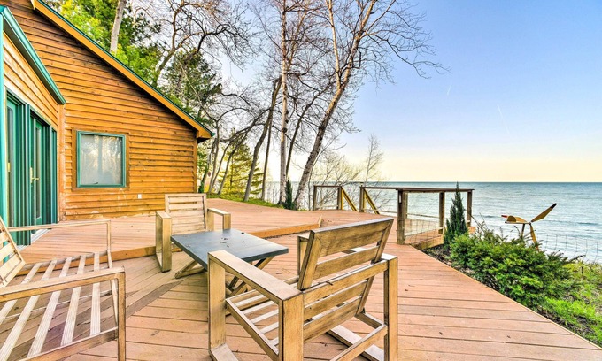 Applegate House | Lakefront Applegate Retreat w/Private Beach!