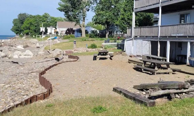 Geneva Apartment | Lakefront Apt 2nd floor near Wineries and Geneva on the Lake