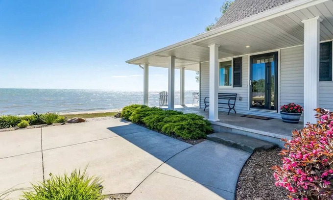 Ruth House | Lakefront Beach House: Serene Getaway