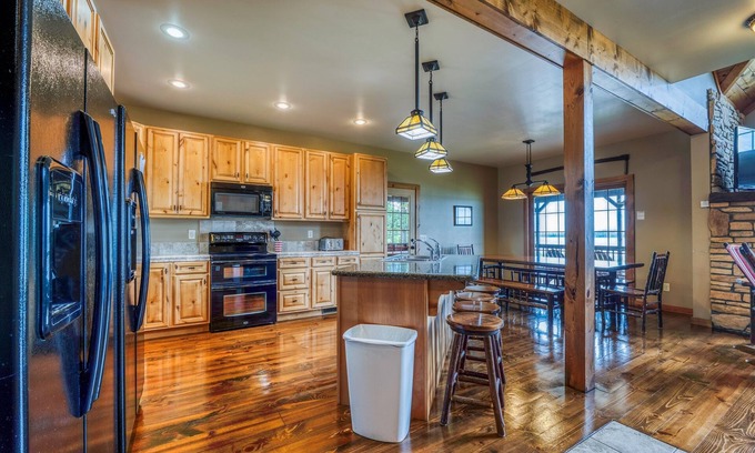 Bemidji House | Lakefront-Beach-Pool-Hot Tub-Resort Amenities-Resort amenities included