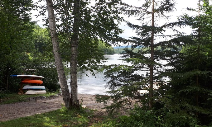 Chute-Saint-Philippe Ski Chalet | LAKEFRONT COTTAGE/VTT & SKIDOO/ski de fond, raquette , randonnée