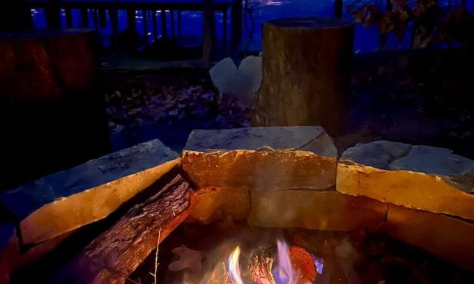 Flint Cabin | Lakefront Cabin 2BR Escape pvt. Hot Tub & Dock