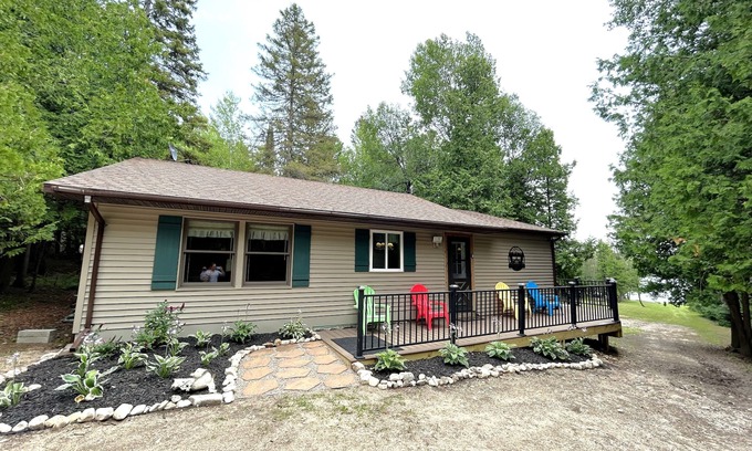 St Ignace House | Lakefront Cabin on the trails in St.Ignace (Chain Lake Hideaway)