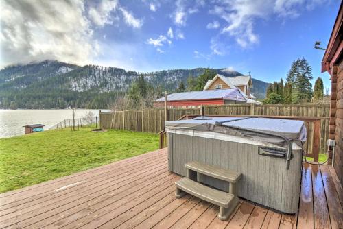 Eatonville House | Lakefront Cabin with Stunning Mountain Views and Dock!