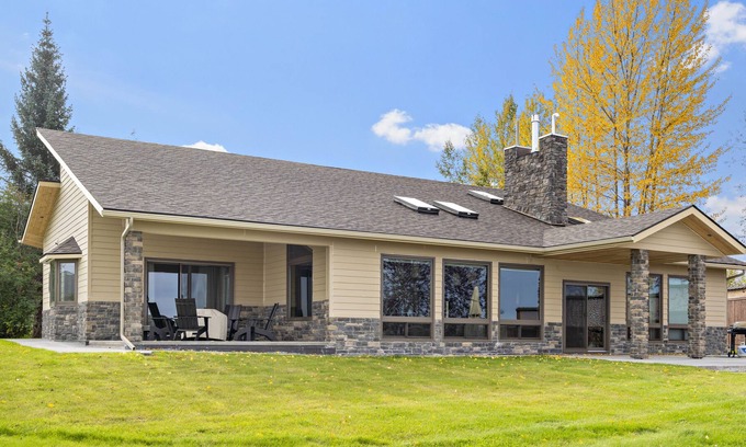 Big Lake House | Lakefront Cedar Chalet on Resort