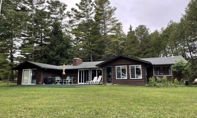 Applegate House | Lakefront Cottage with 100ft Private Sandy Beach!
