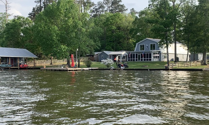 Hillister Apartment | Lakefront cottage located in forested East Texas