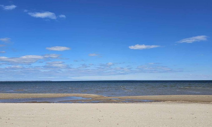 Au Gres Cottage | Lakefront Cottage on Saginaw Bay w/ Private Beach