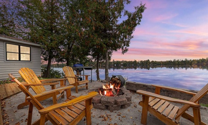 Erinsville Cottage | Lakefront cottage with Fireplace Sauna Mini forest