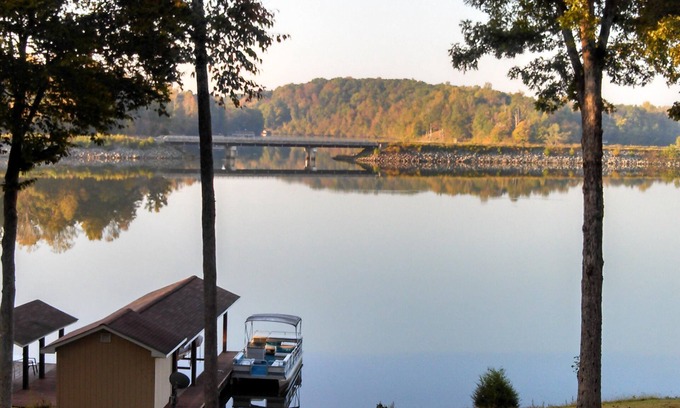 Semora Cottage | Lakefront cottage with WiFi .
