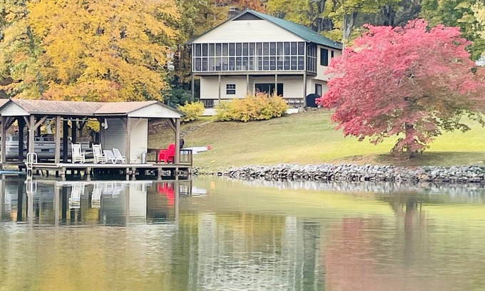Wise House | Lakefront; Deep water; Large Porch; 4 day min; 4bd-2ba; Sleeps 14; Pet friendly