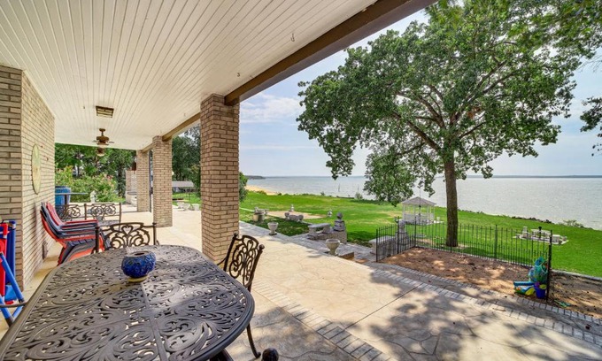 Hoyt House | Lakefront Eufaula Escape with Dock and Private Beach!