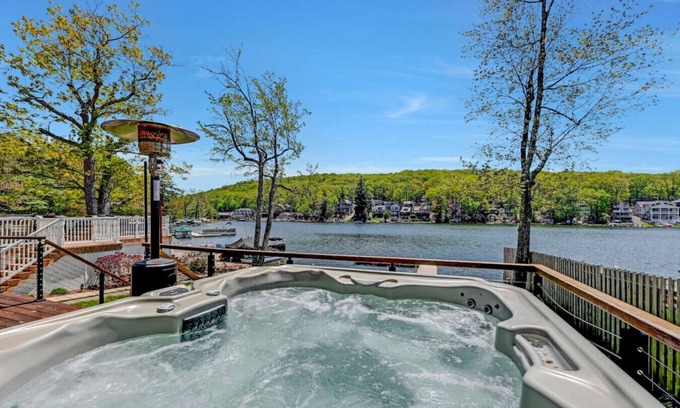 Lake Harmony House | Lakefront-Fish&Kayak-FirePit-hottub-walk to bars
