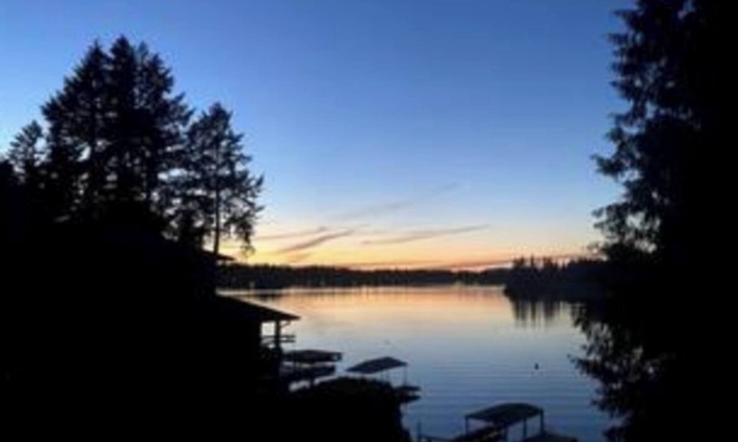 Black Diamond House | Lakefront Getaway at Lake Sawyer