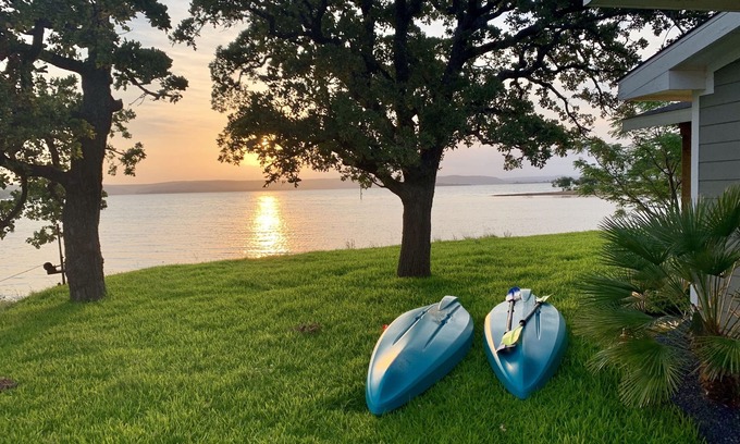 Tow House | Lakefront! House+Guesthouse+Smoker+Kayaks+Firepit