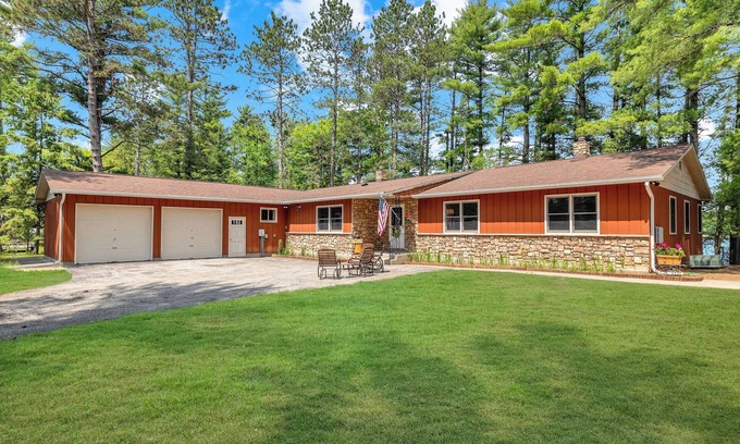 Riverview House | Lakefront Lodge-Private Dock-Swimming-Game Room