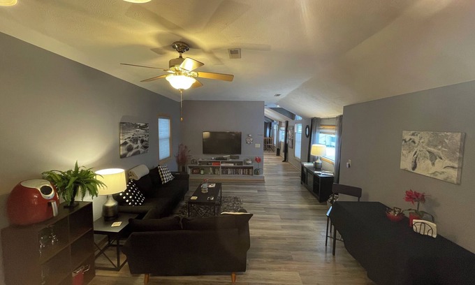 Geneva-on-the-Lake Apartment | LAKEFRONT LOFT-PERFECT COUPLES GETAWAY-rent 3 get 4th free 10/1-12/20-just ask!
