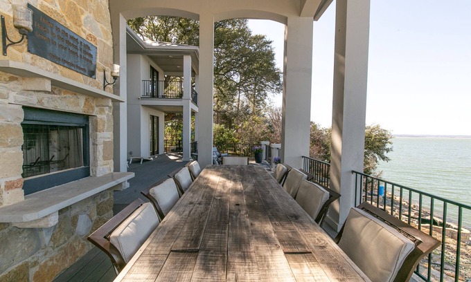 Burnet House | Lakefront Luxury-breathtaking Views-games-firepit