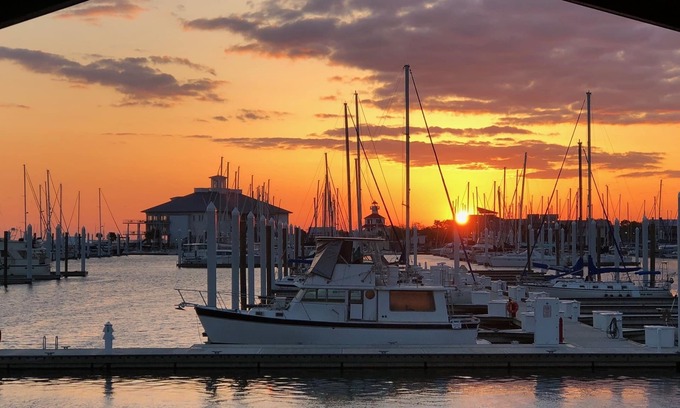 West End House | LAKEFRONT MARINA HOME- 3 DECKS, SUNSET VIEWS, 12 MIN TO FR QTR