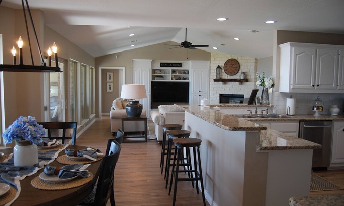 Enchanted Oaks House | LAKEFRONT/NEWLY REMODELED/EXPANSIVE LAWN/FIRE PIT/KAYAKS