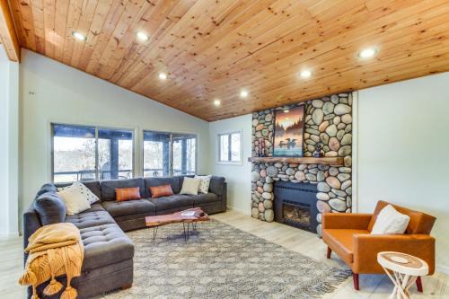 Lake Shore House | Lakefront Nisswa Home with Deck and Screened Porch