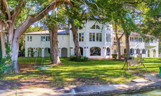 McQueeney House | Lakefront on Lake McQueeney + Sleeps 22 - Viviane!