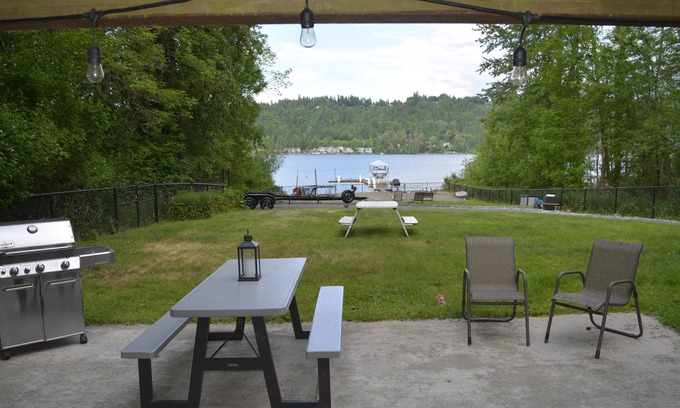 Viewpoint Apartment | Lakefront Private Studio on Lake Sammamish, Redmond near Microsoft and Nintendo