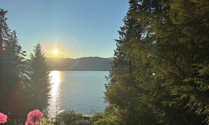 Sandpoint Apartment | Lakefront Property/Water slide/Dock Access/Hot Tub/Grill/10 mins to Sandpoint!