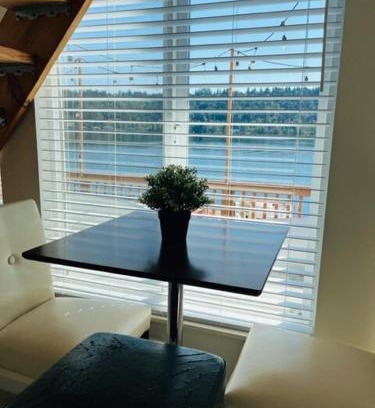 Viewpoint House | Lakefront retreat close to Microsoft and Bellevue
