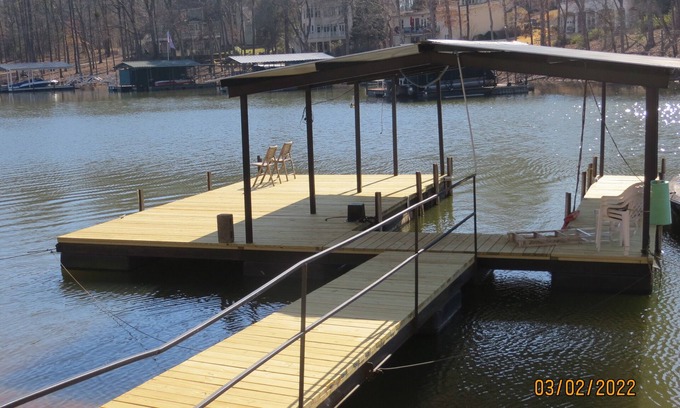 Gumlog House | LAKEFRONT Retreat! Escape To Lake Hartwell in this lakeside cottage!