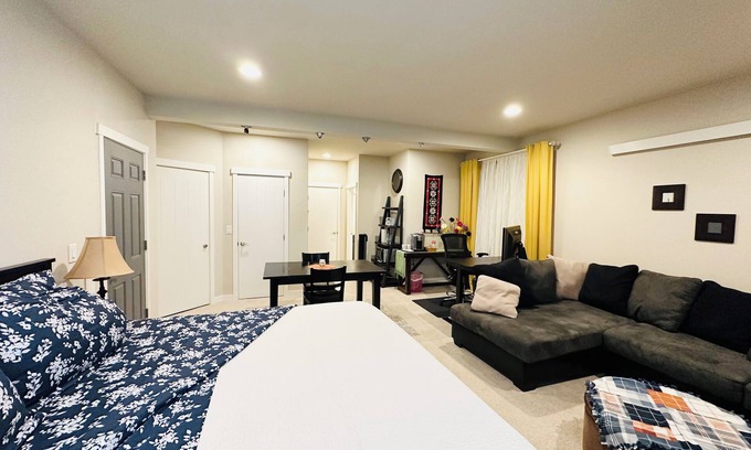 Lakeland North House | Lakefront retreat guest suite