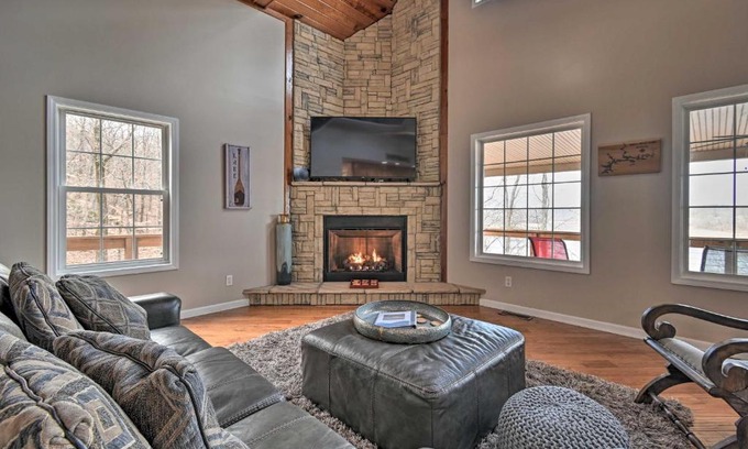 Cub Run House | Lakefront Retreat with Views, Near Mammoth Cave!