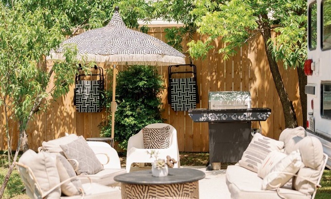Dennis House | Lakefront Skoolie w/Firepit, Grill, Kayaks, Putting Green, 2 Patios, Yoga Mats.