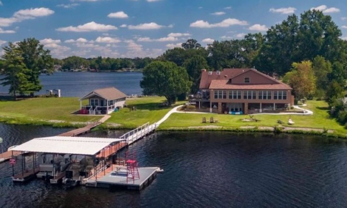 Marion House | Lakefront! Sleeps 10, 2 covered boat slips, swim dock, diving deck, kayaks