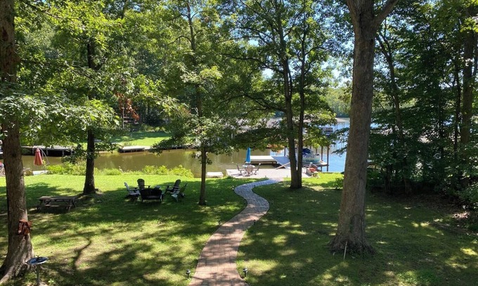 Bumpass House | Lakefront - Spacious 5-bedroom house on Lake Anna - Public Side