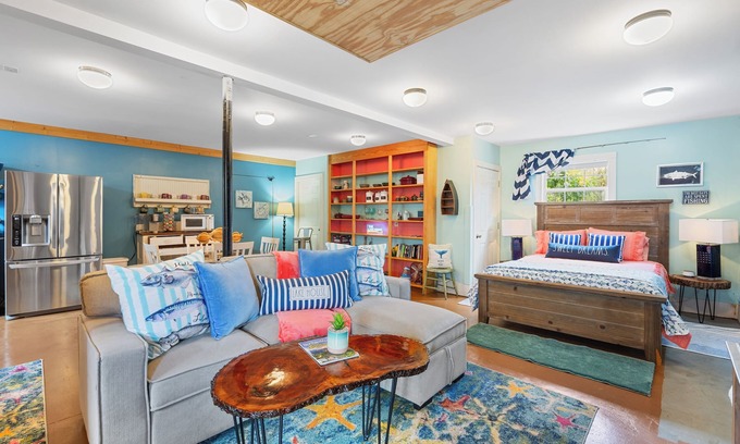 New Market Cottage | Lakefront, Swim, Fish, Kayak, fire pit, star gazing, pet friendly. All on site!