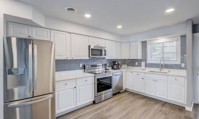 Lake Delton Condo | Lakefront Therapy - Newly Remodeled Luxury Listing by Experienced Host